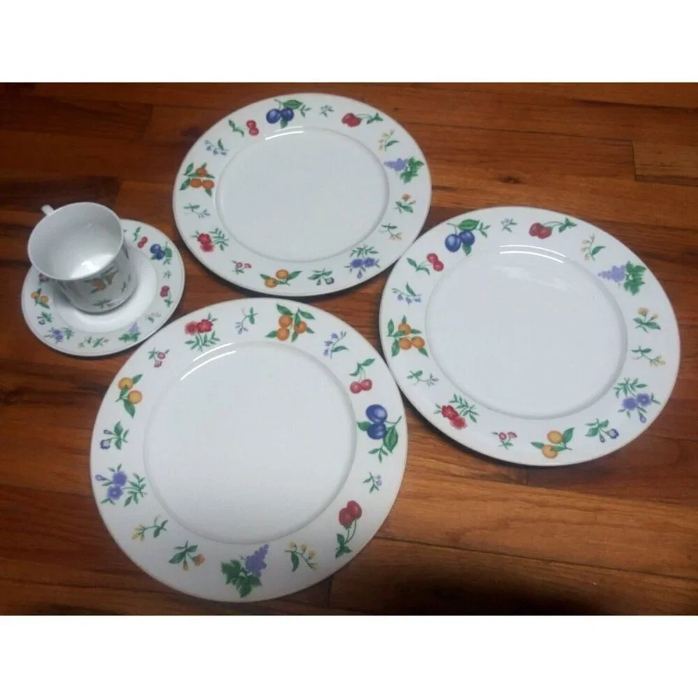 ROYAL MAJESTIC CHELSEA FINE CHINA 3 Dinner plates 1 cup 1 saucer 8432 Beautiful